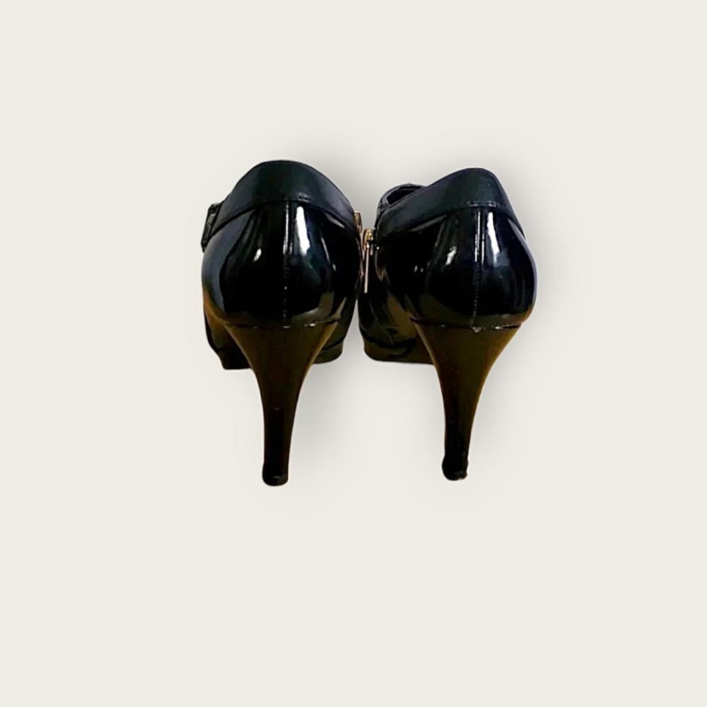 Bandolino Heeled Leather Bootie - Picture 7 of 9